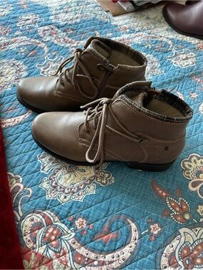 Sporto Taupe Lace-Up Ankle Boots